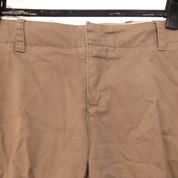 CLUB MONACO | size 6 | Stylish Khaki Mid-Rise Capris - Picture 4 of 14